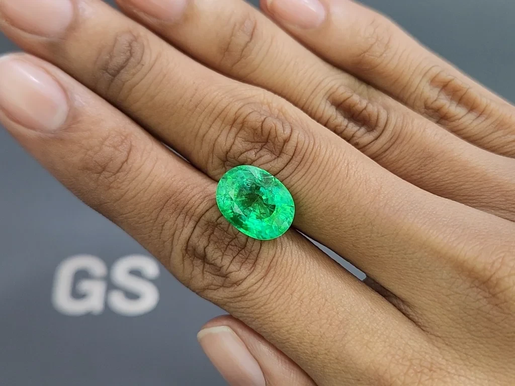 Neon green Paraiba tourmaline in oval cut 7.55 carats, Mozambique